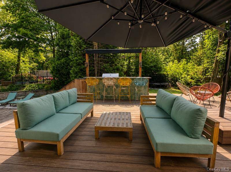 14 Tall Tree CT, Cold Spring Harbor, NY 11724