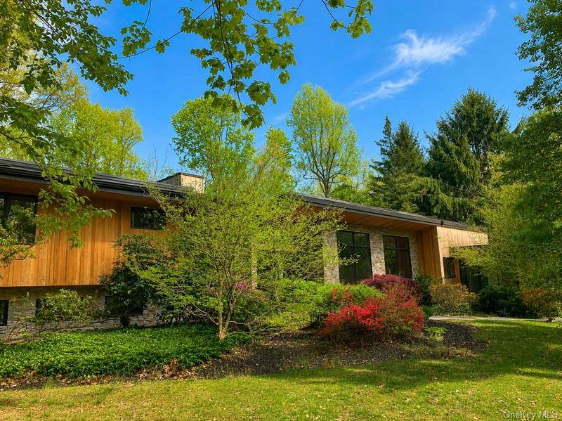 14 Tall Tree CT, Cold Spring Harbor, NY 11724