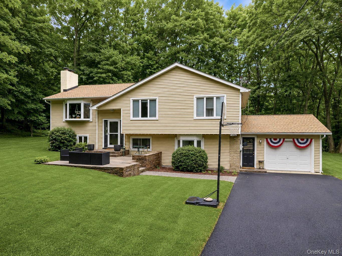 386 Nashopa RD, Bloomingburg, NY 12721