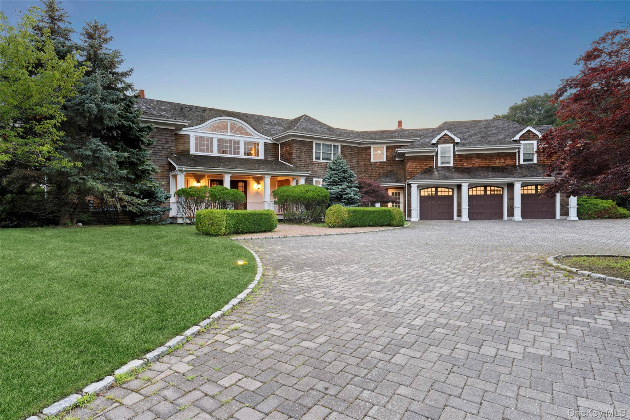 19 Jagger LN, Westhampton, NY 11977