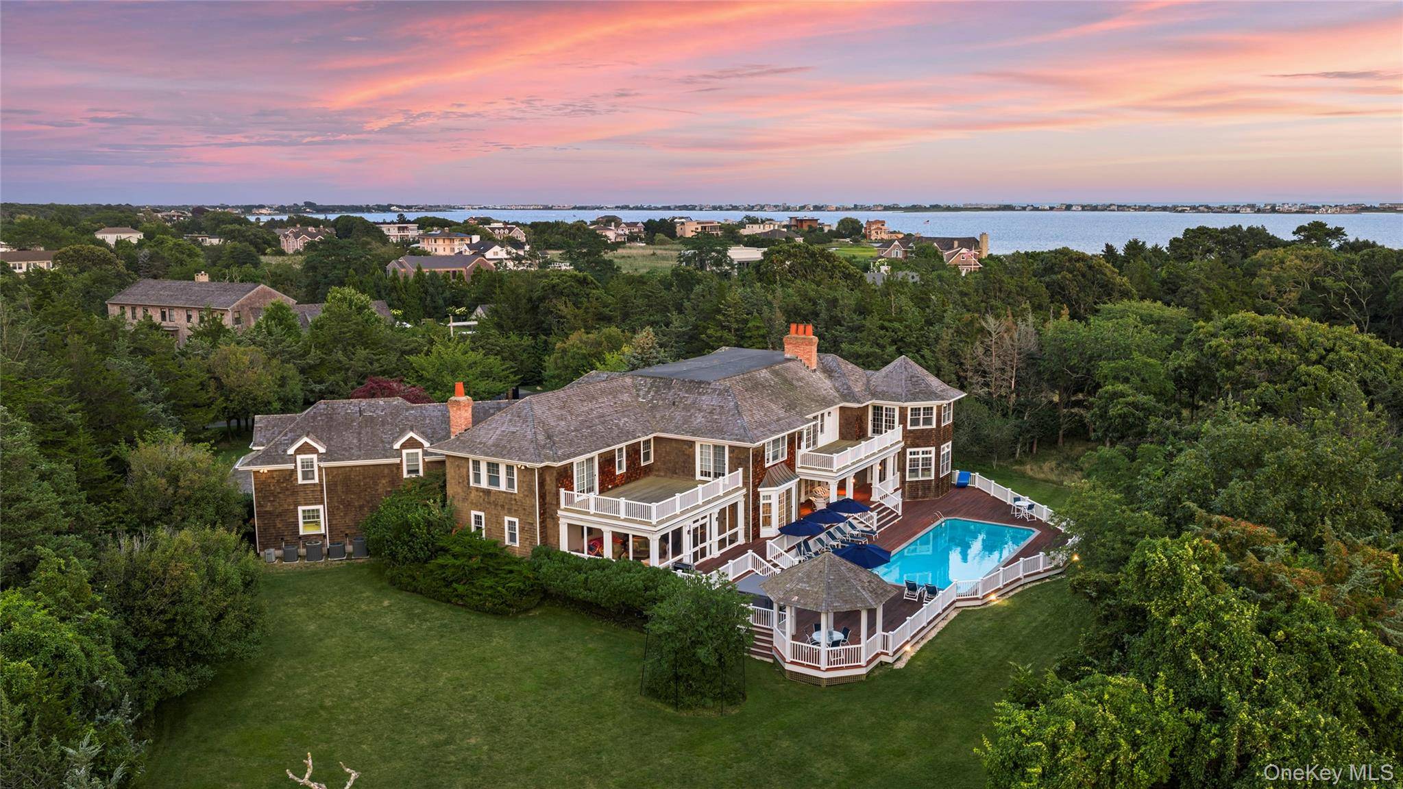 19 Jagger LN, Westhampton, NY 11977