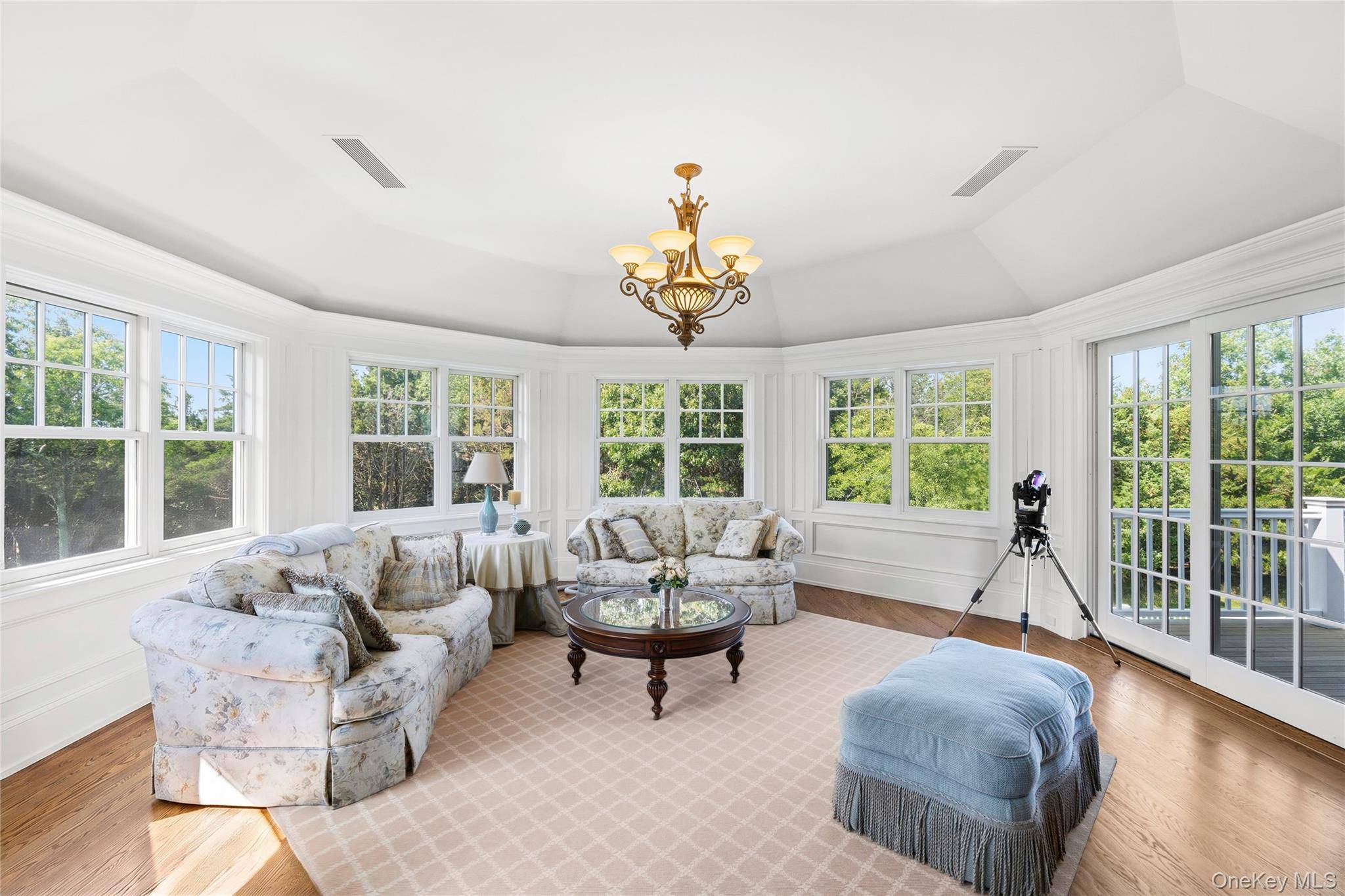 19 Jagger LN, Westhampton, NY 11977