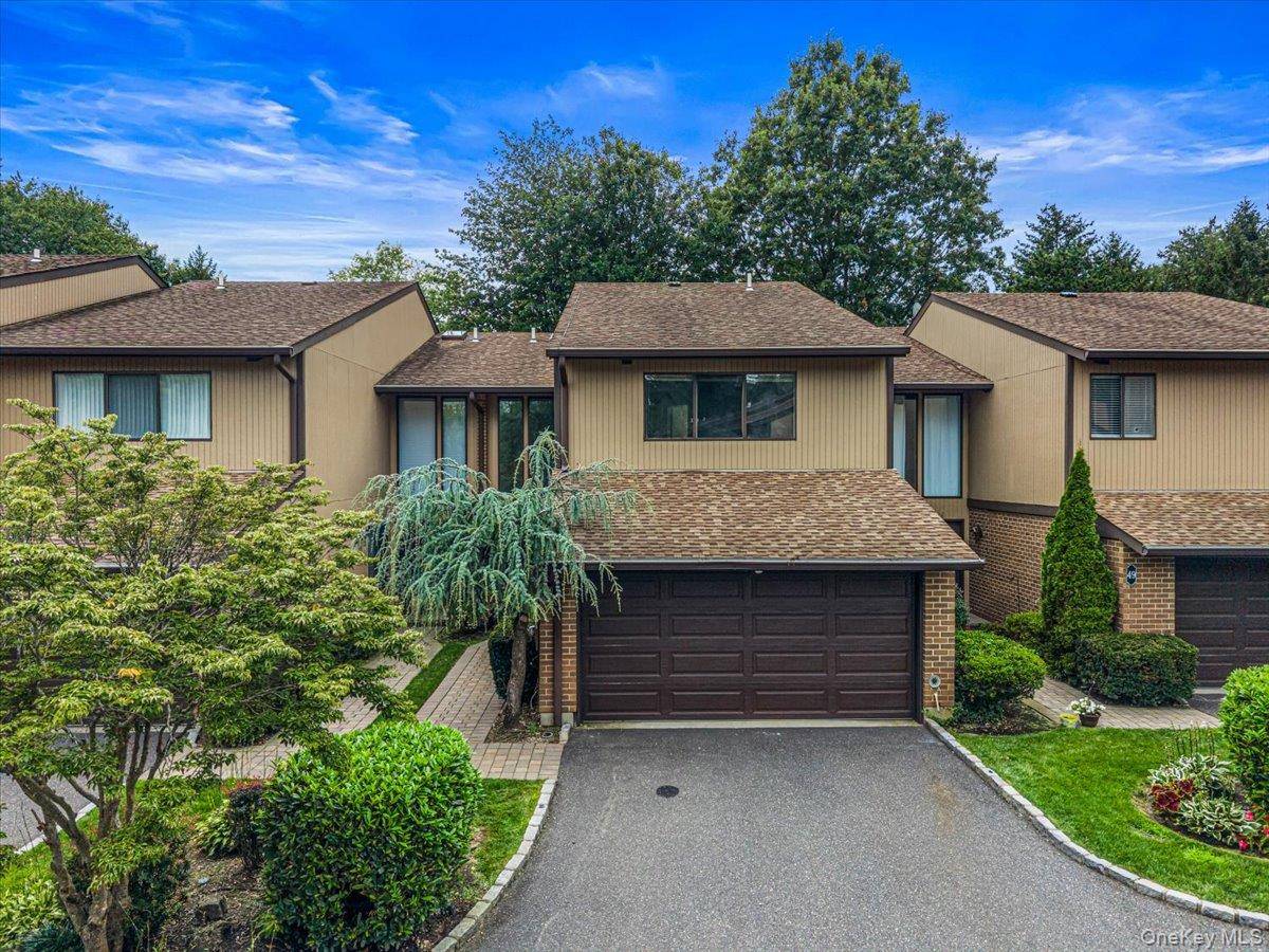 48 Wimbledon DR, Roslyn, NY 11576