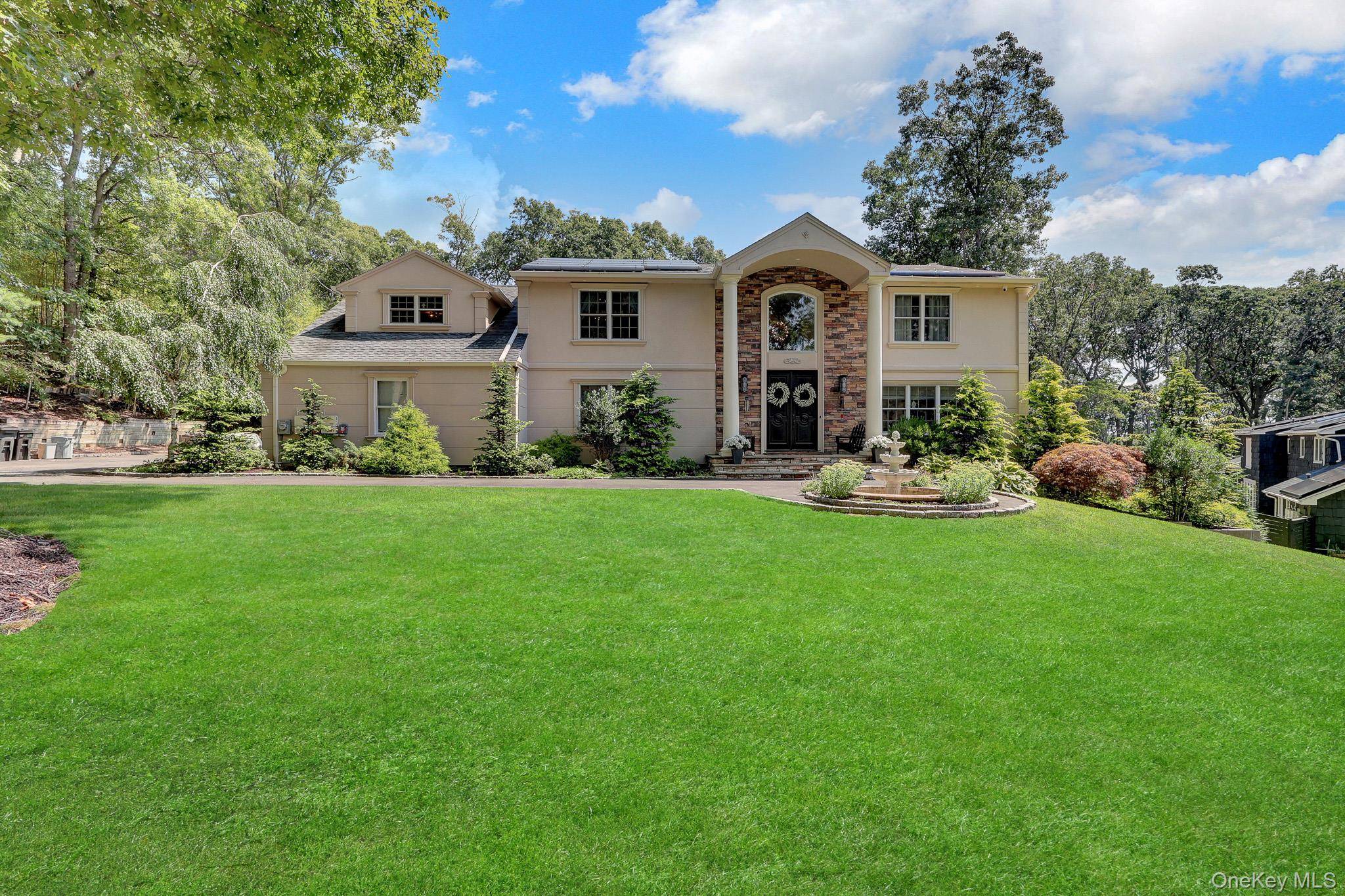 4 Jason CT, Dix Hills, NY 11746