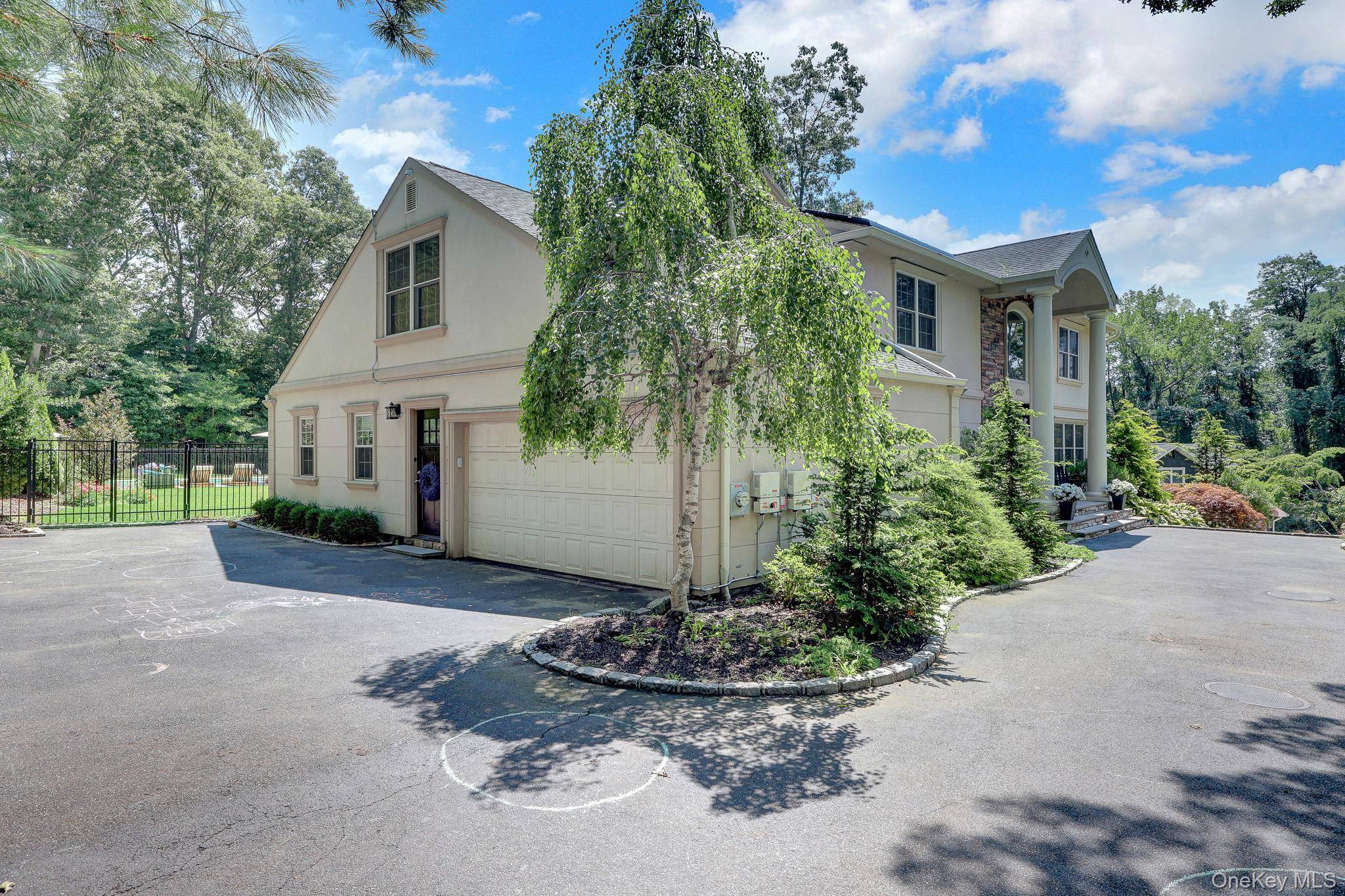 4 Jason CT, Dix Hills, NY 11746