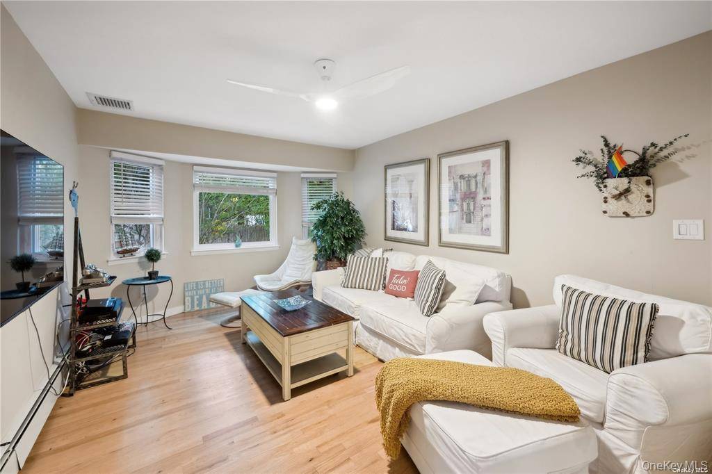 25 Blue Jay WAY, East Hampton, NY 11937