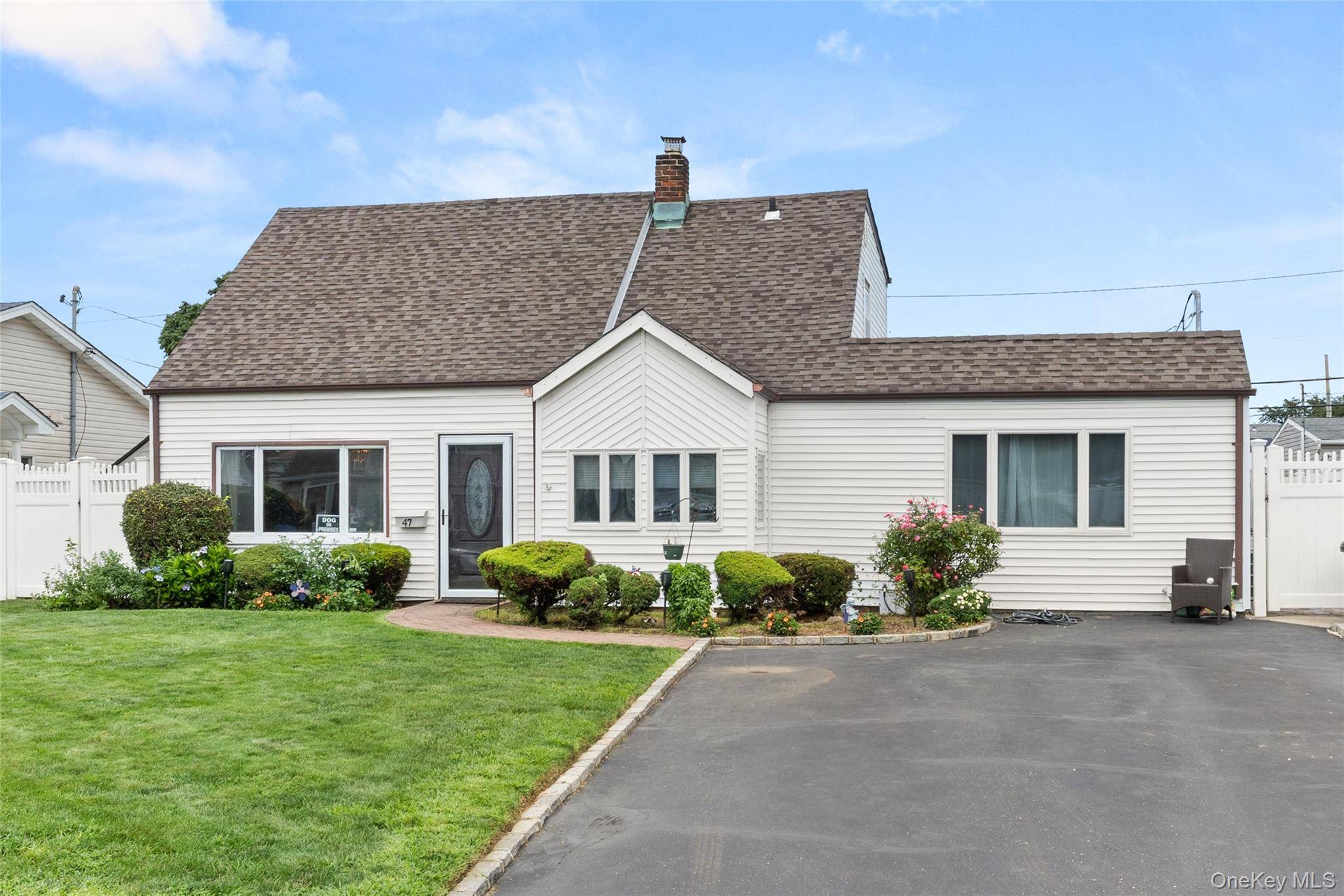 47 Cove LN, Levittown, NY 11756