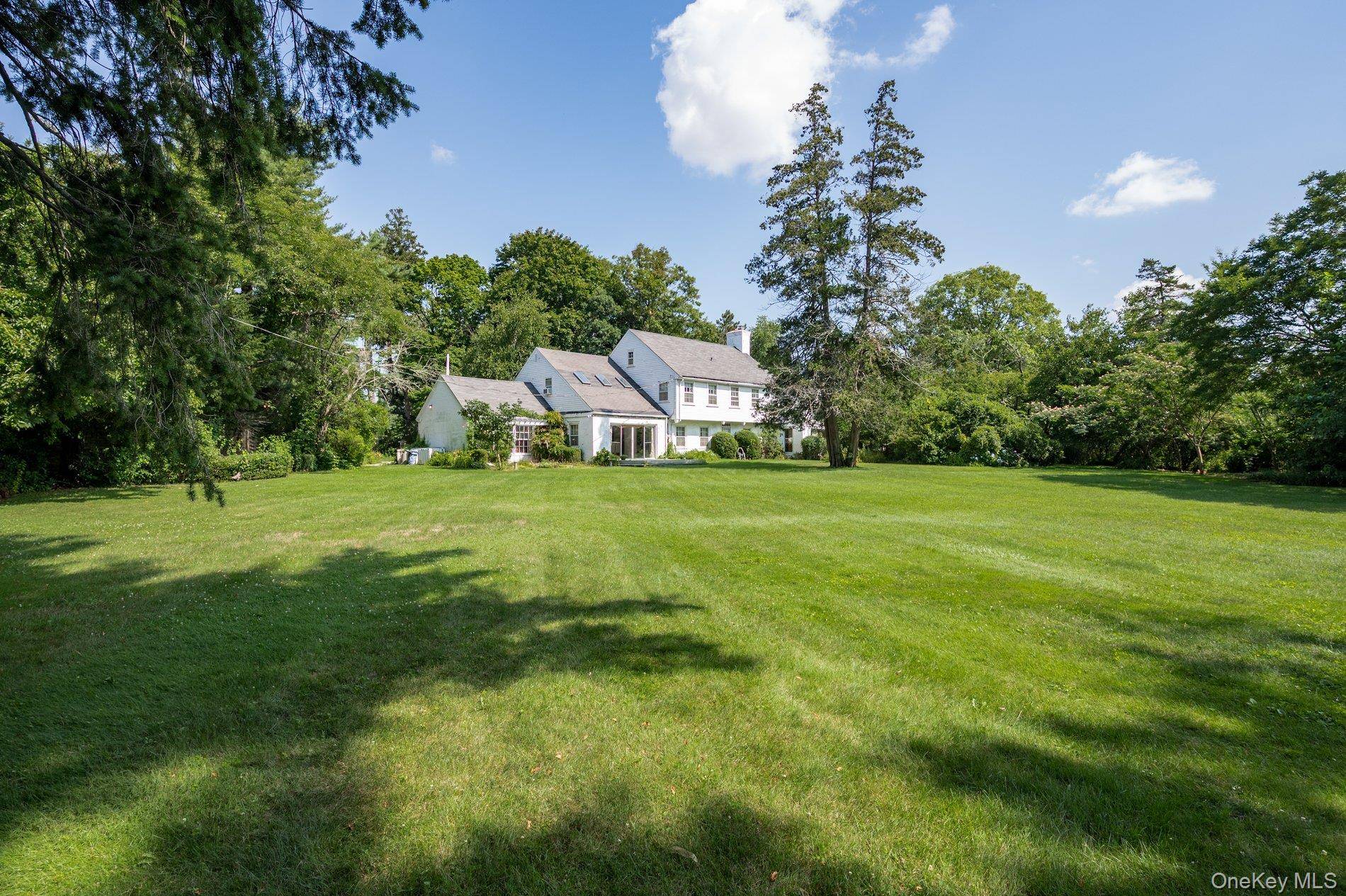 257 Adams LN, Hewlett Neck, NY 11557