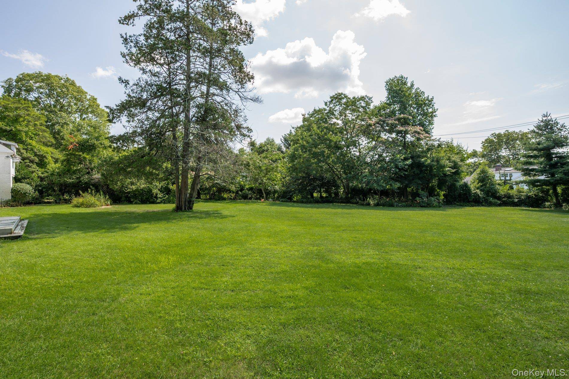 257 Adams LN, Hewlett Neck, NY 11557