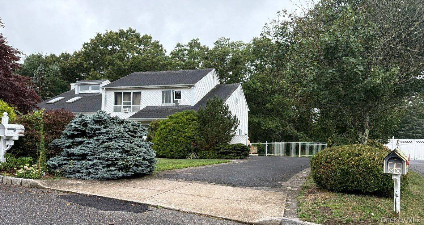 26 Bailey LN, Manorville, NY 11949