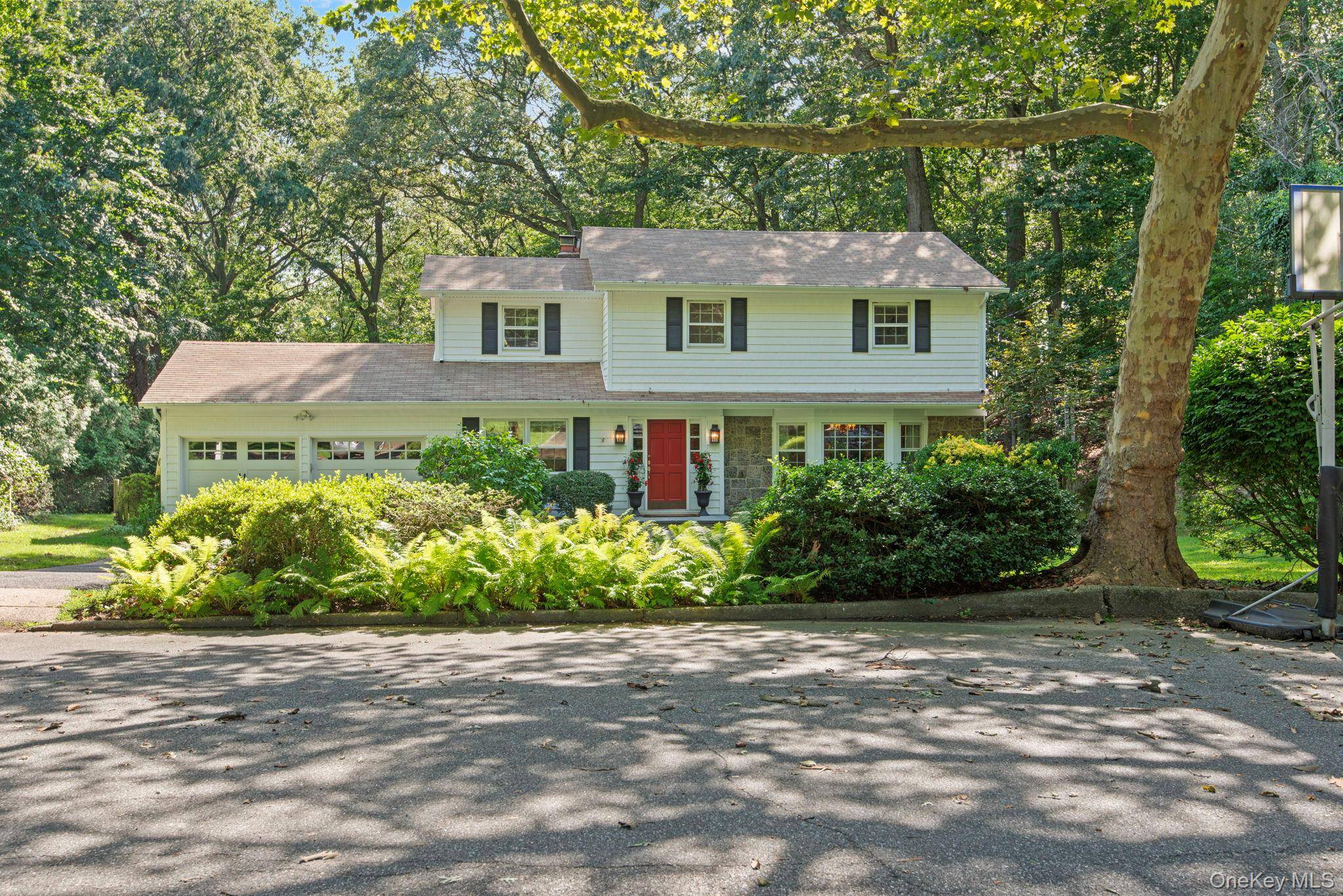 5 Harbor CT, Centerport, NY 11721