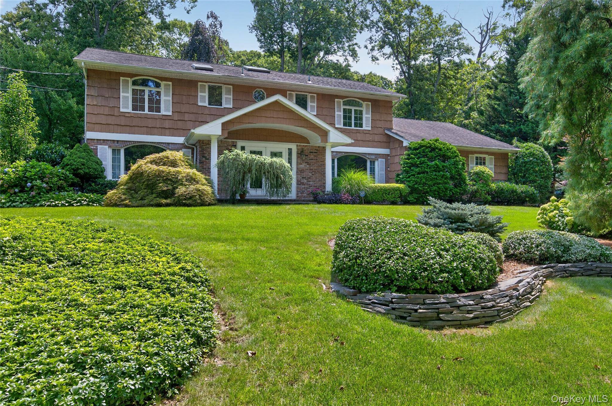 36 Arbor LN, Dix Hills, NY 11746