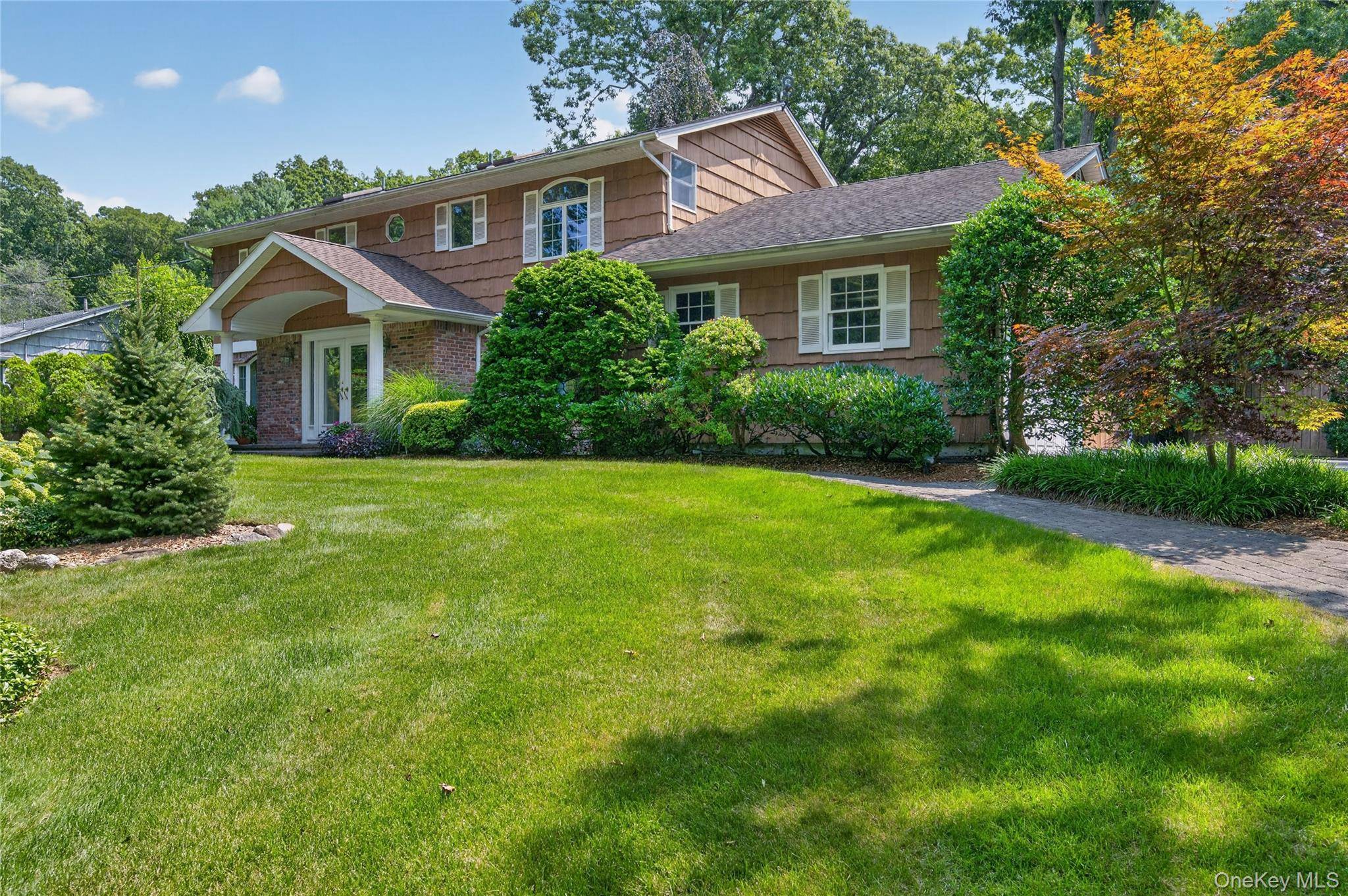 36 Arbor LN, Dix Hills, NY 11746