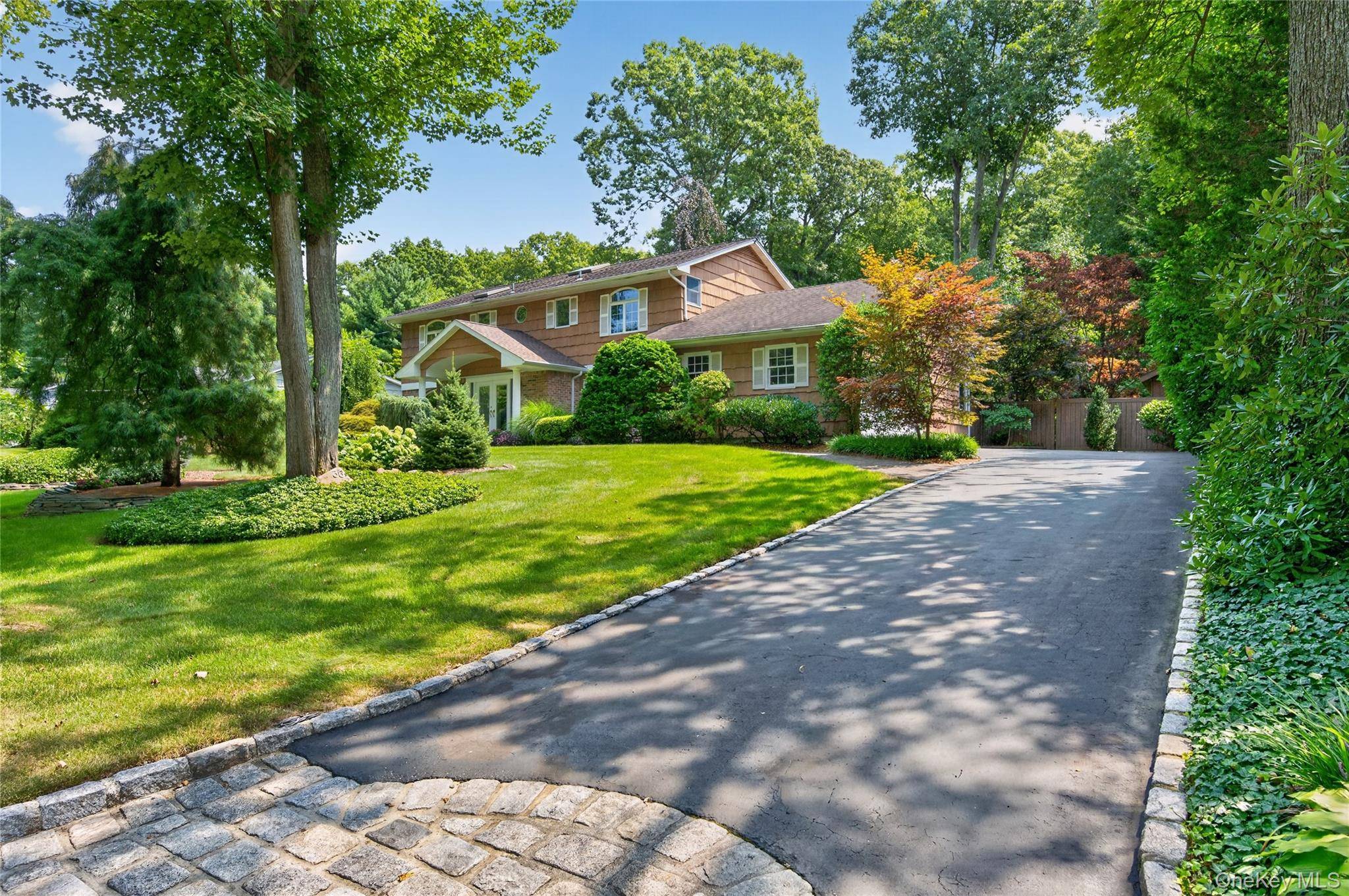 36 Arbor LN, Dix Hills, NY 11746