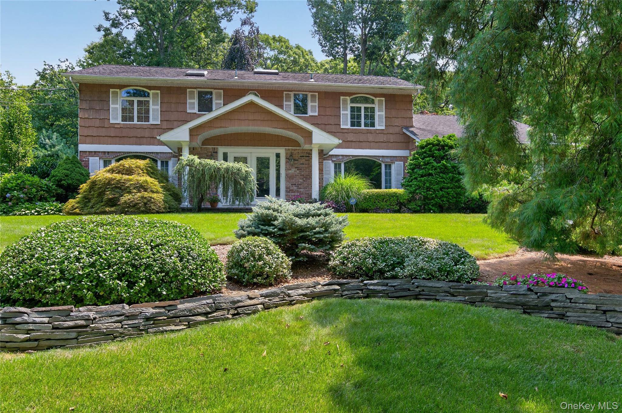 36 Arbor LN, Dix Hills, NY 11746