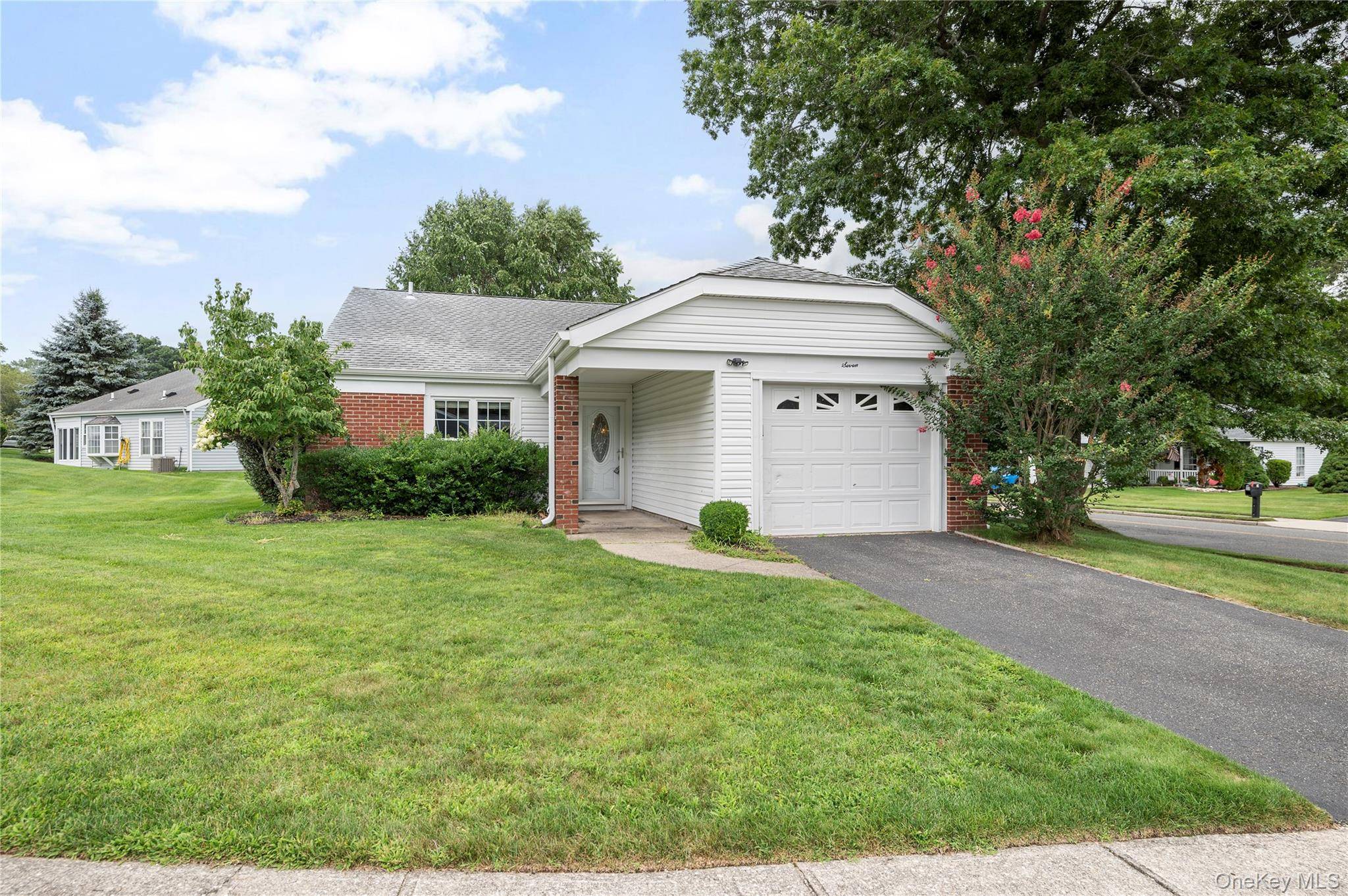 7 Avon CT, Ridge, NY 11961