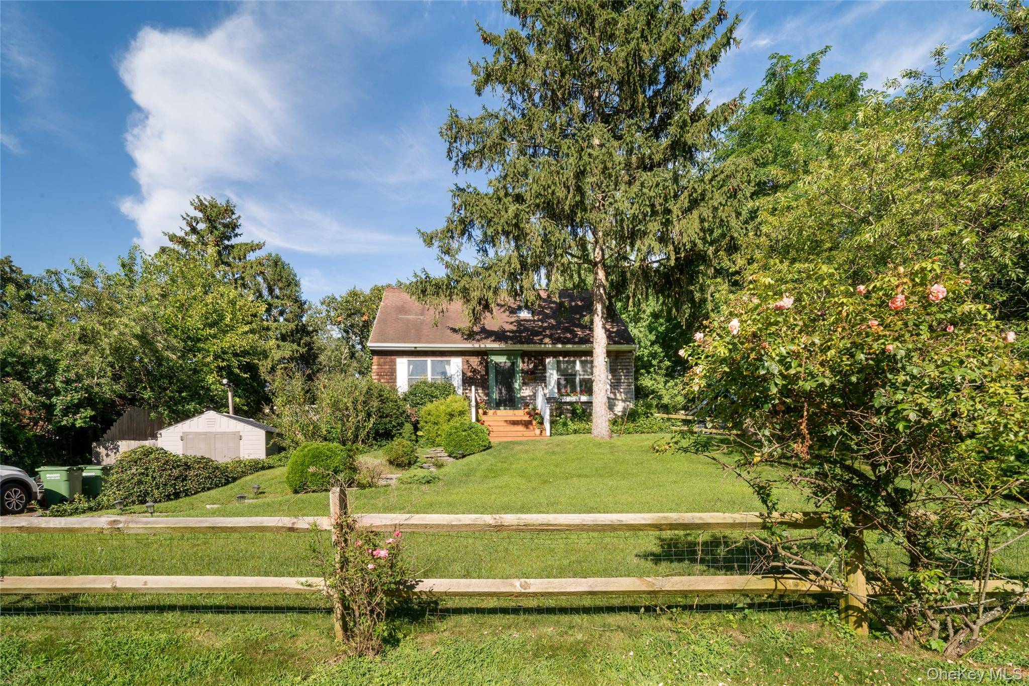 19 Washington AVE, Hampton Bays, NY 11946