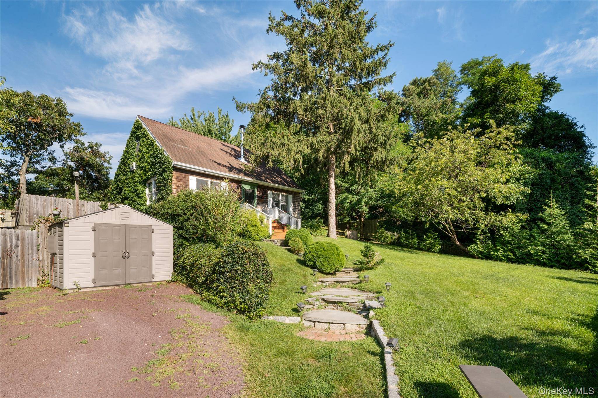 19 Washington AVE, Hampton Bays, NY 11946