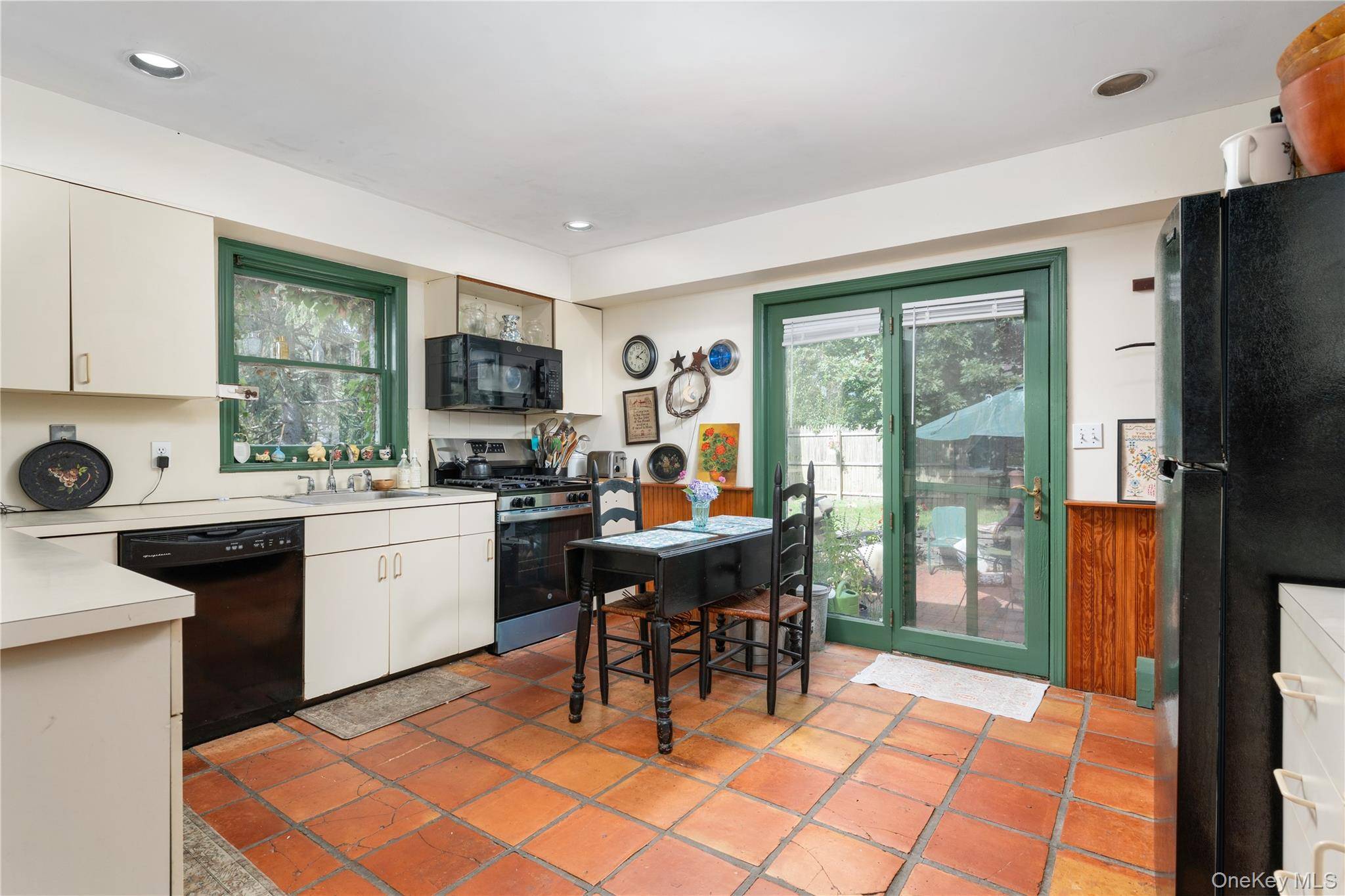 19 Washington AVE, Hampton Bays, NY 11946