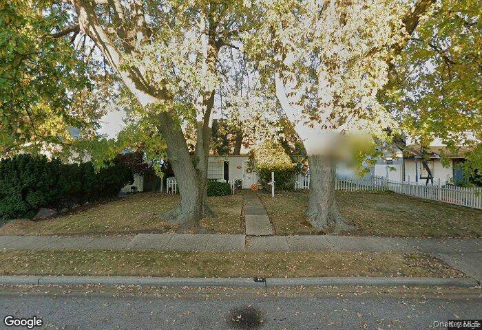 14 Surrey LN, Levittown, NY 11756
