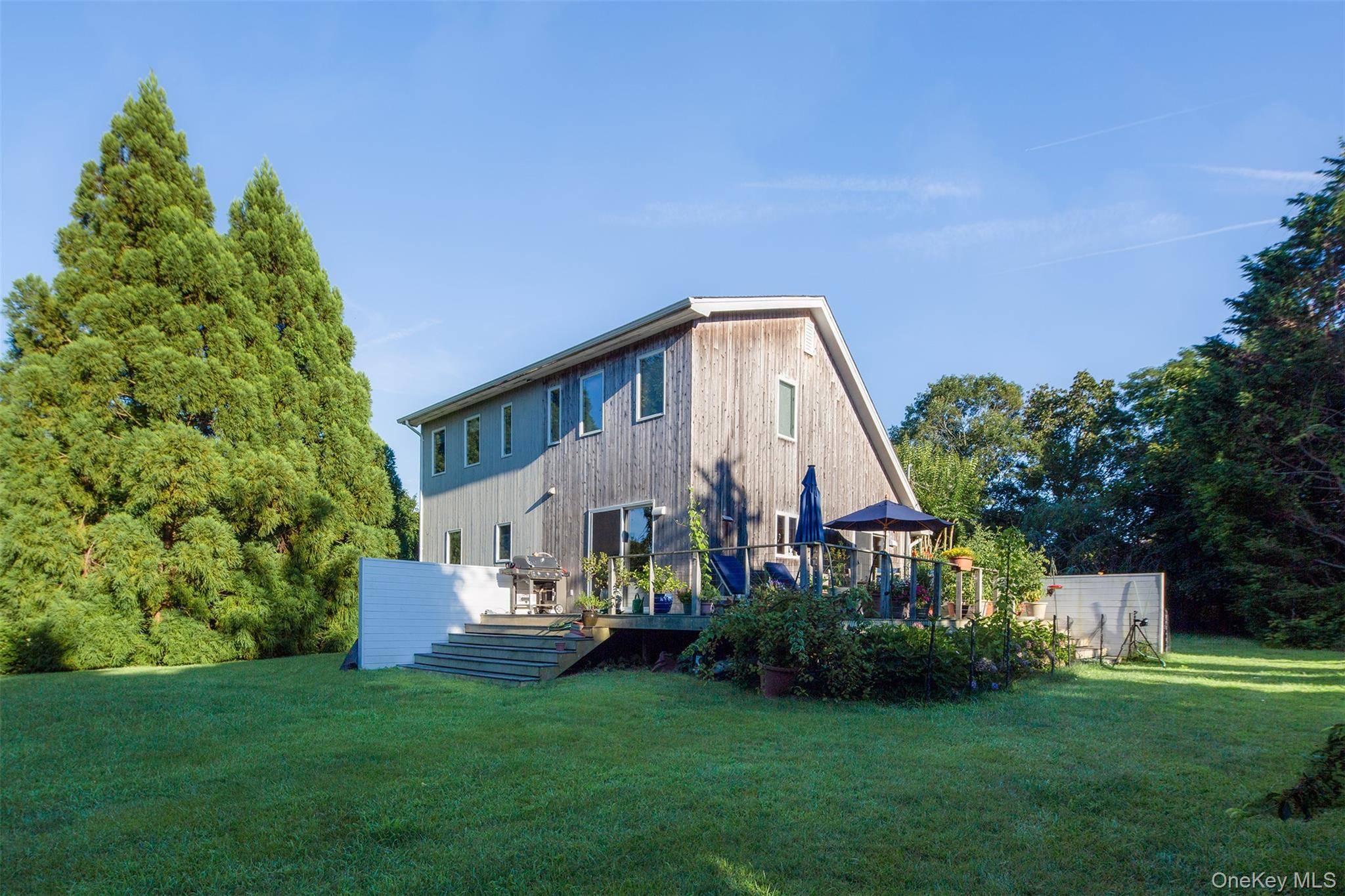 33 Hilltop RD, Southampton, NY 11968