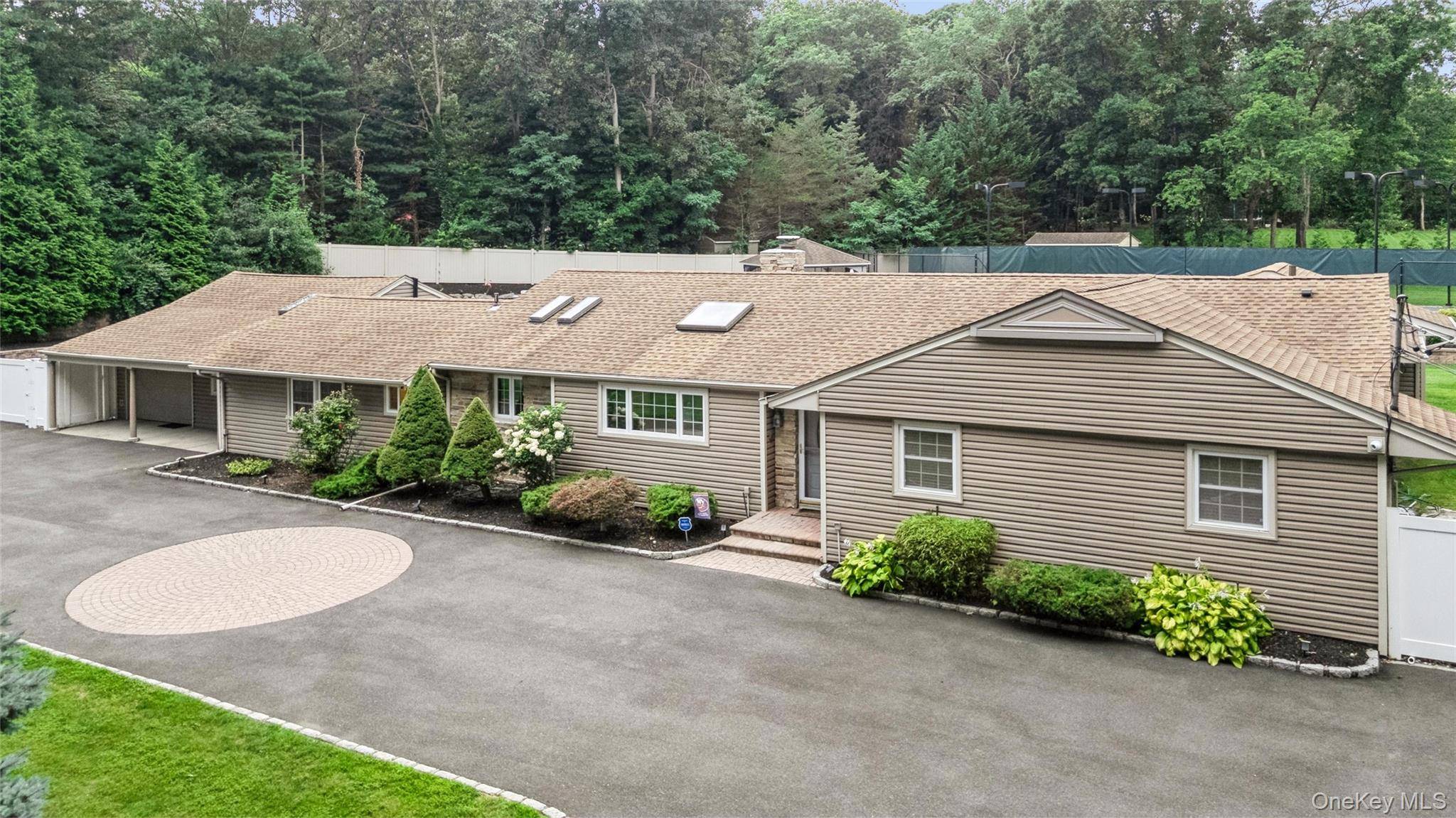 3 Beltane DR, Dix Hills, NY 11746