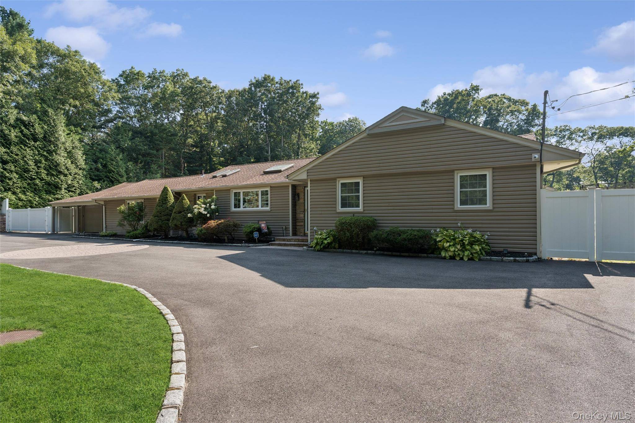 3 Beltane DR, Dix Hills, NY 11746
