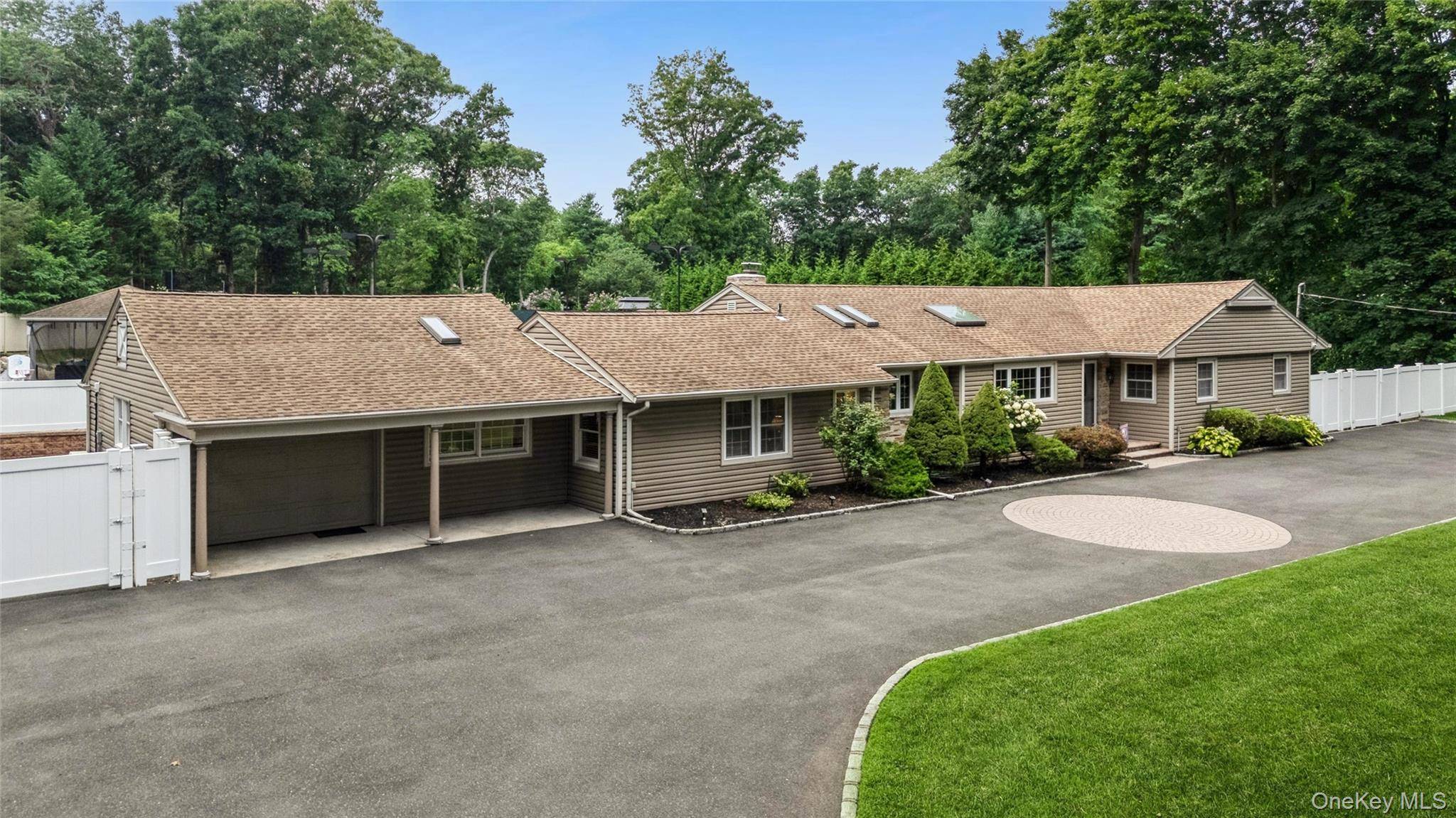 3 Beltane DR, Dix Hills, NY 11746