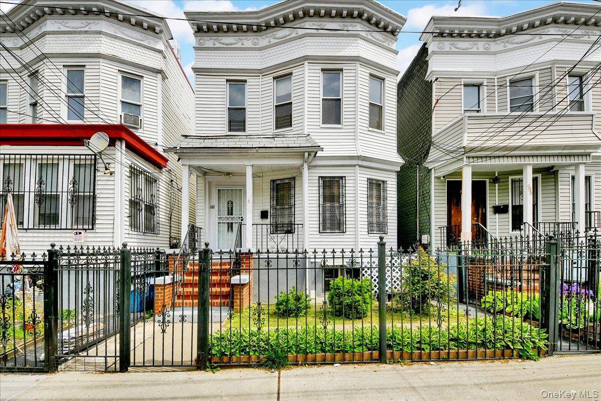 681 E 243rd ST, Bronx, NY 10470