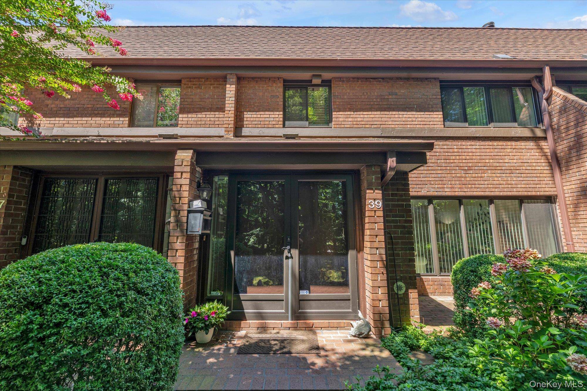 39 Spring HOLW, Roslyn, NY 11576