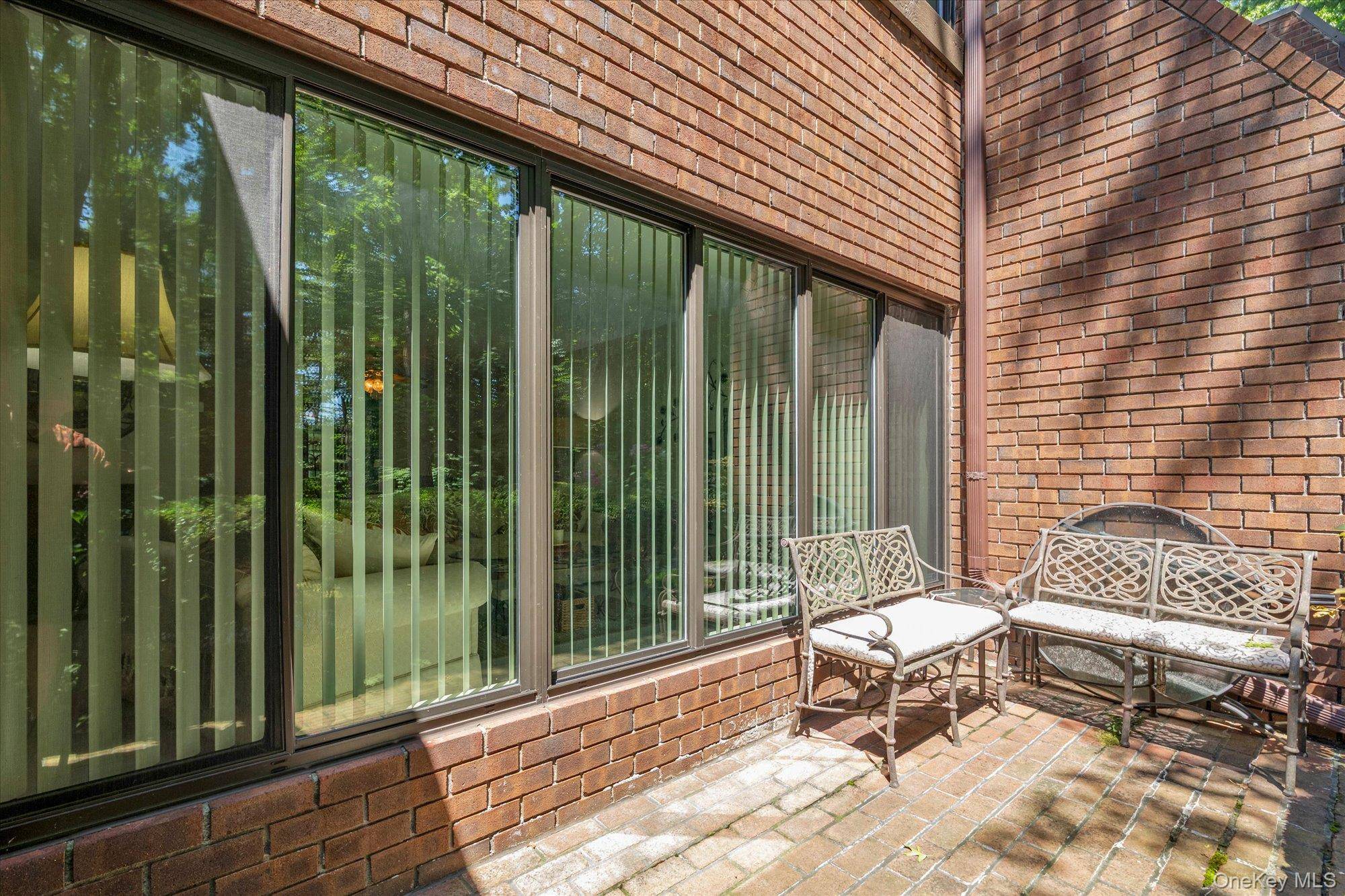 39 Spring HOLW, Roslyn, NY 11576