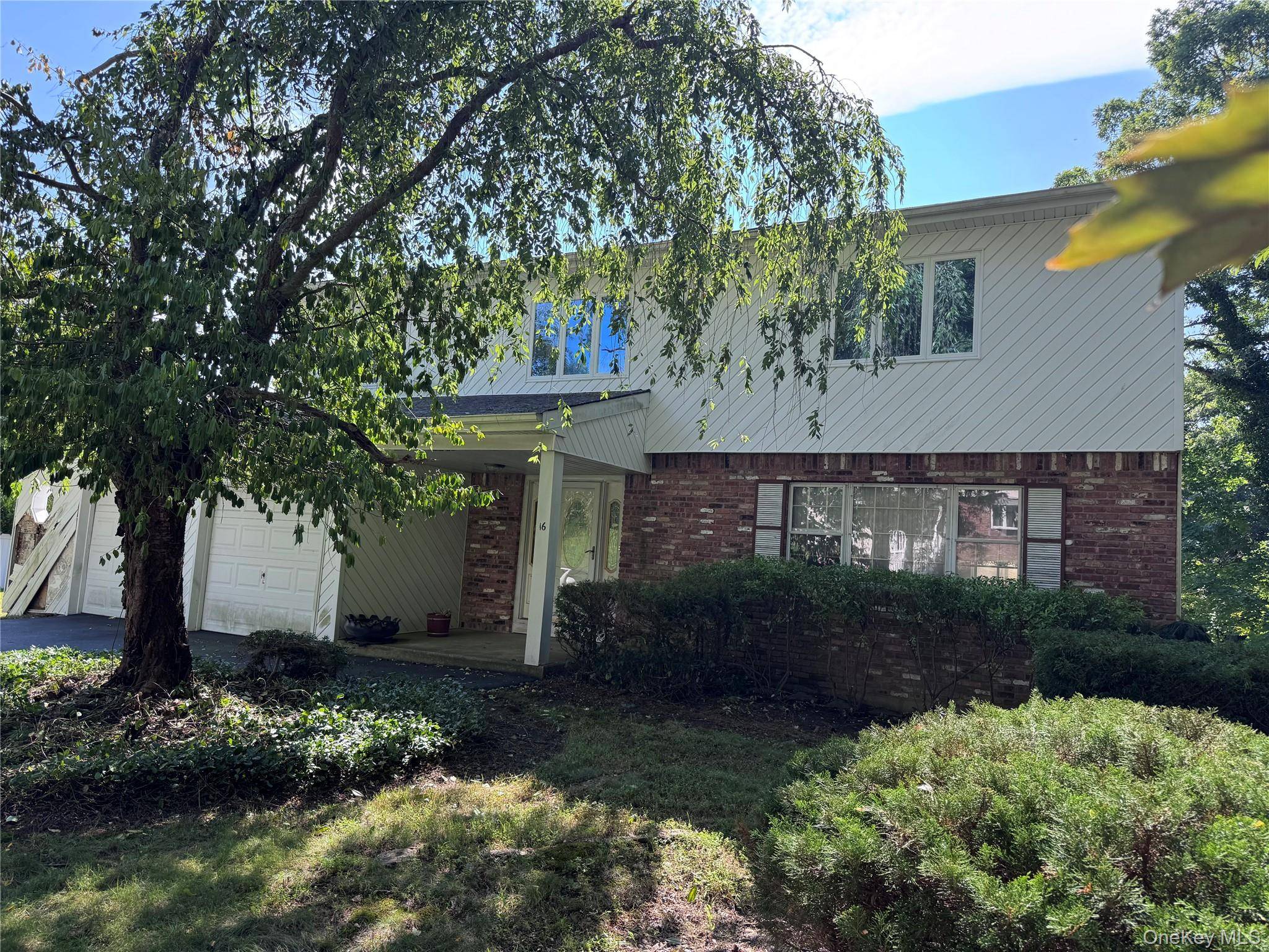 16 Herrick AVE, Dix Hills, NY 11746