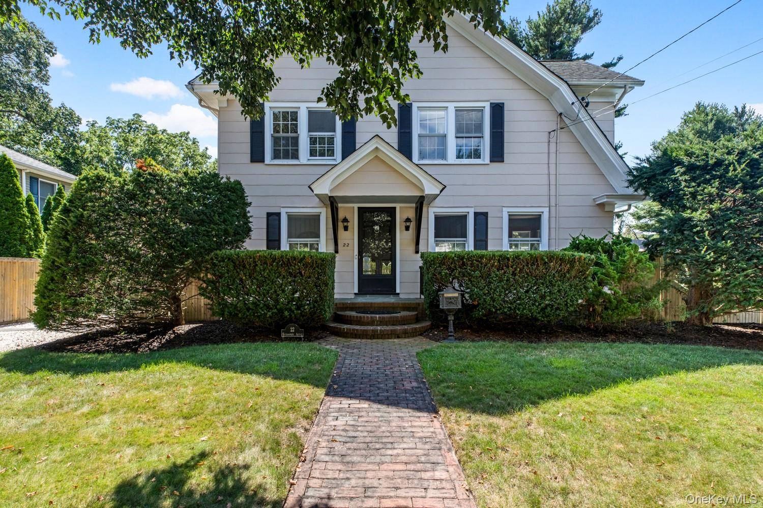22 Ketewamoke AVE, Babylon, NY 11702