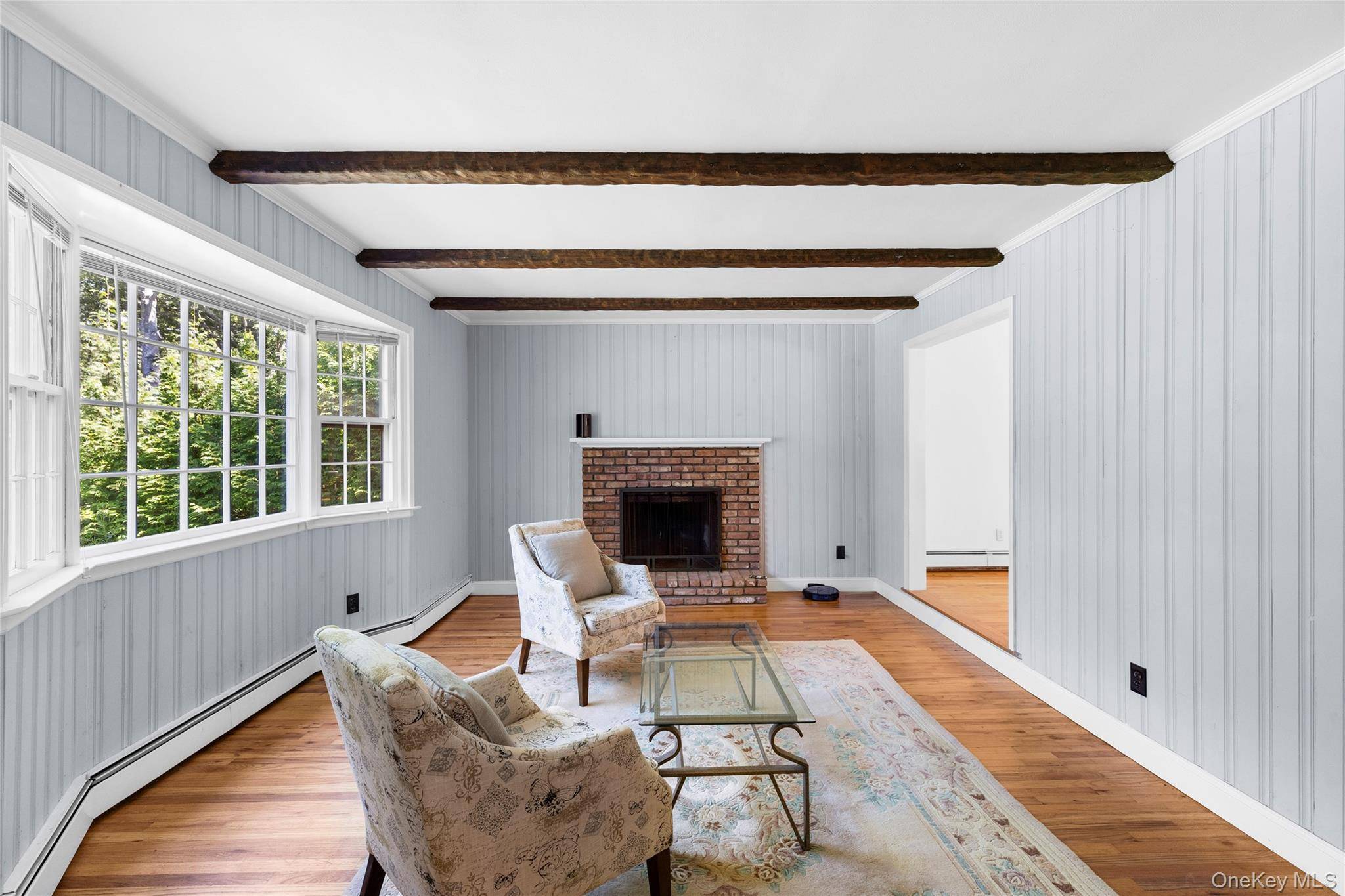 39 Sherwood RD, Hampton Bays, NY 11946