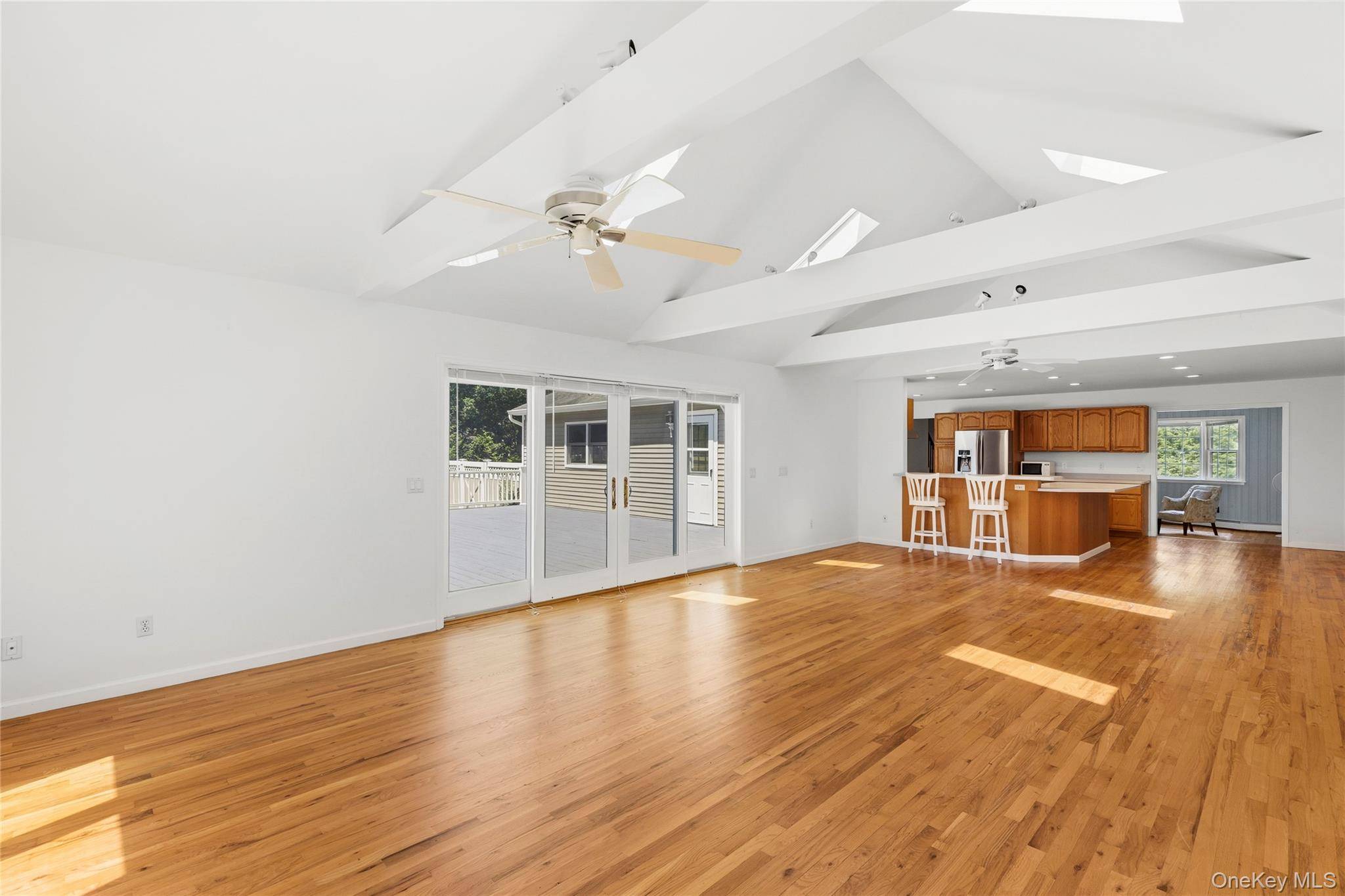 39 Sherwood RD, Hampton Bays, NY 11946