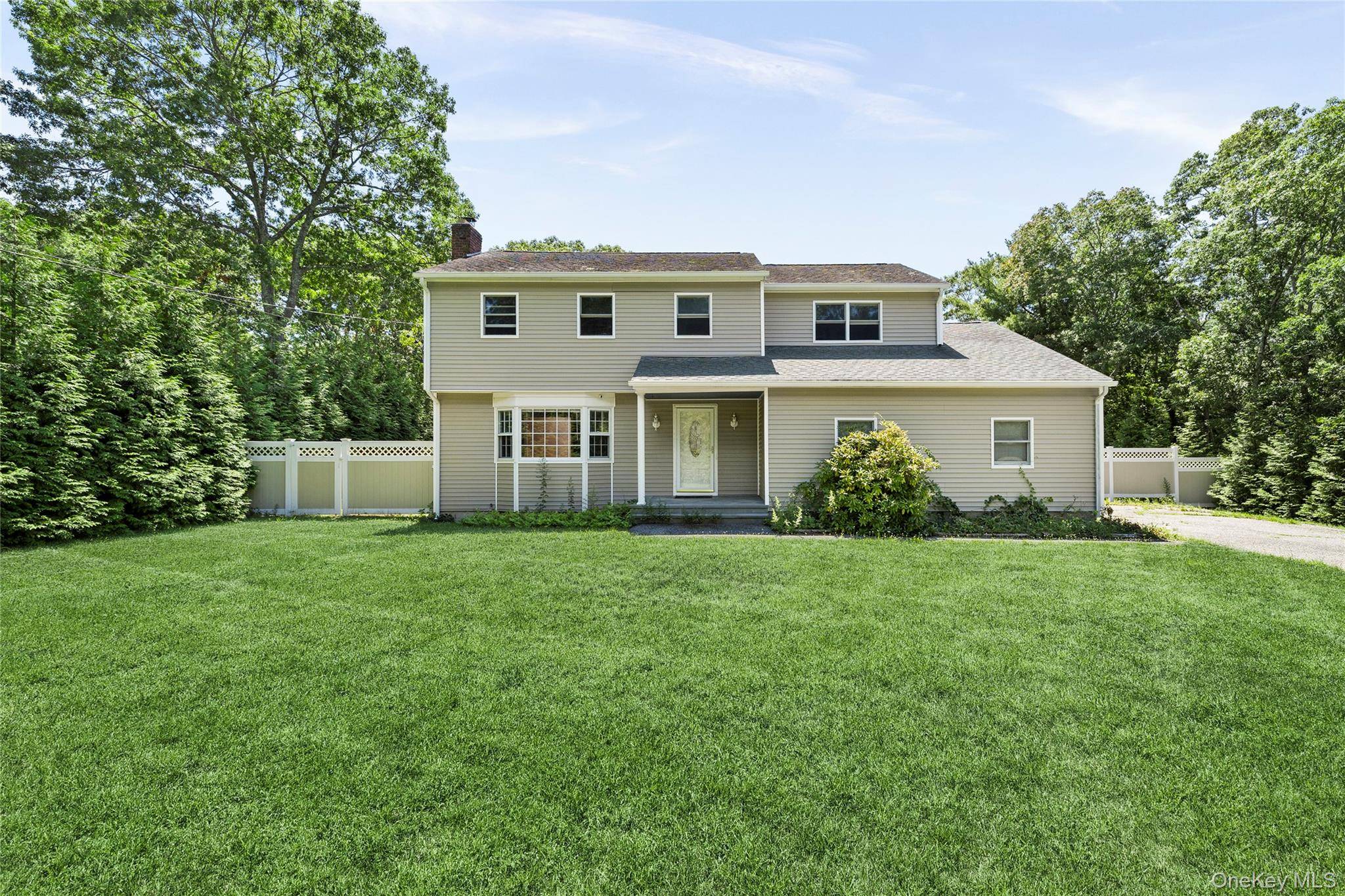 39 Sherwood RD, Hampton Bays, NY 11946