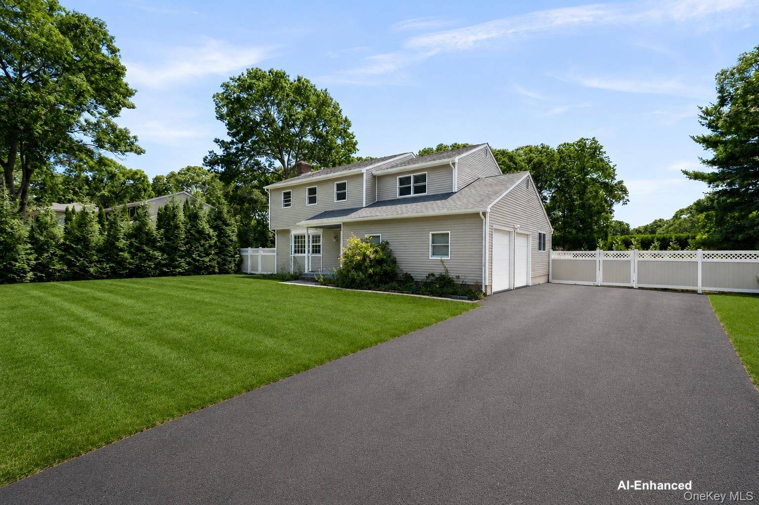39 Sherwood RD, Hampton Bays, NY 11946