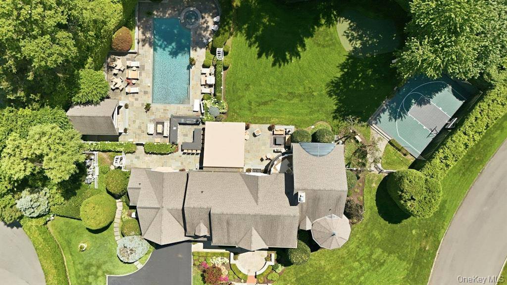 2 Kalb CT, Dix Hills, NY 11746