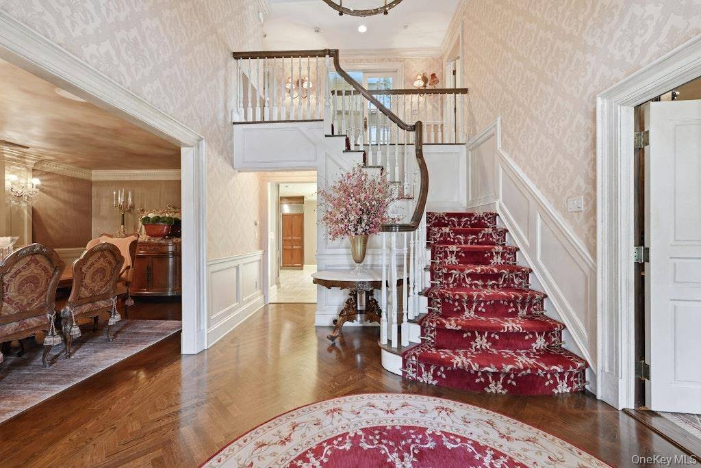 2 Kalb CT, Dix Hills, NY 11746