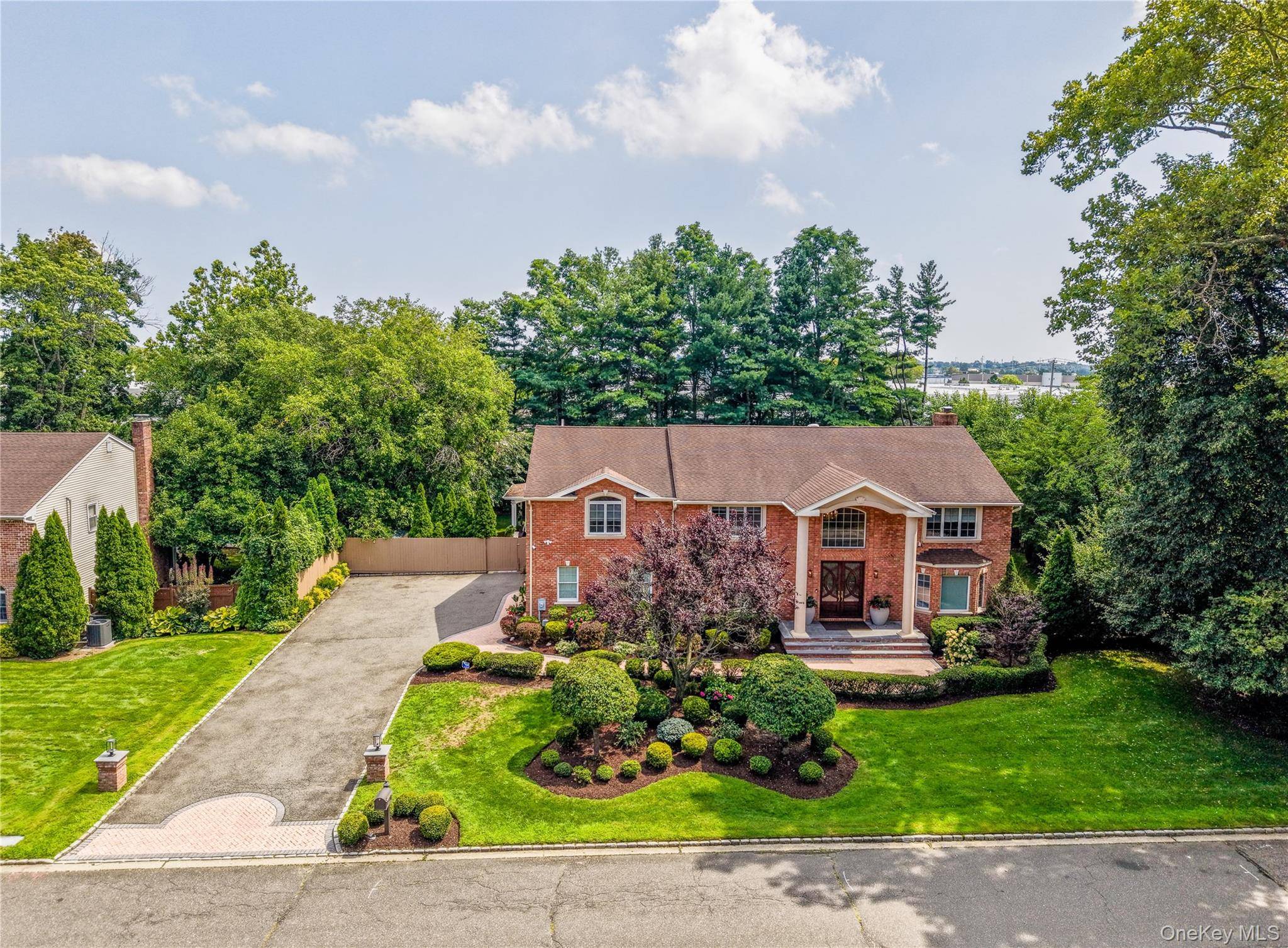 20 Stirrup LN, Muttontown, NY 11791