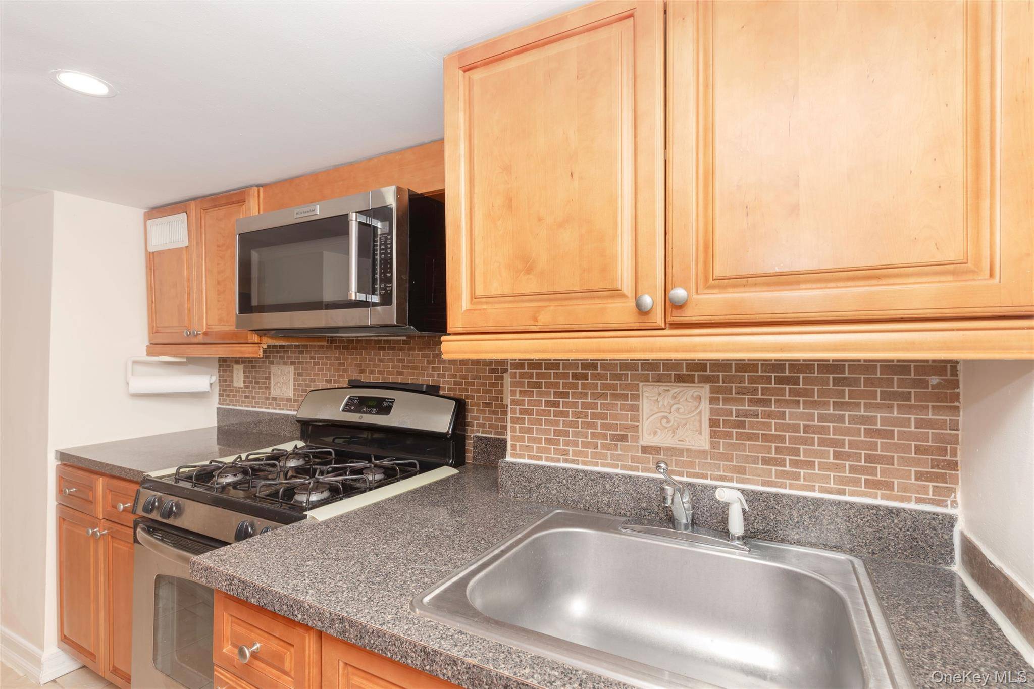 2035 Central Park AVE #AA4, Yonkers, NY 10710