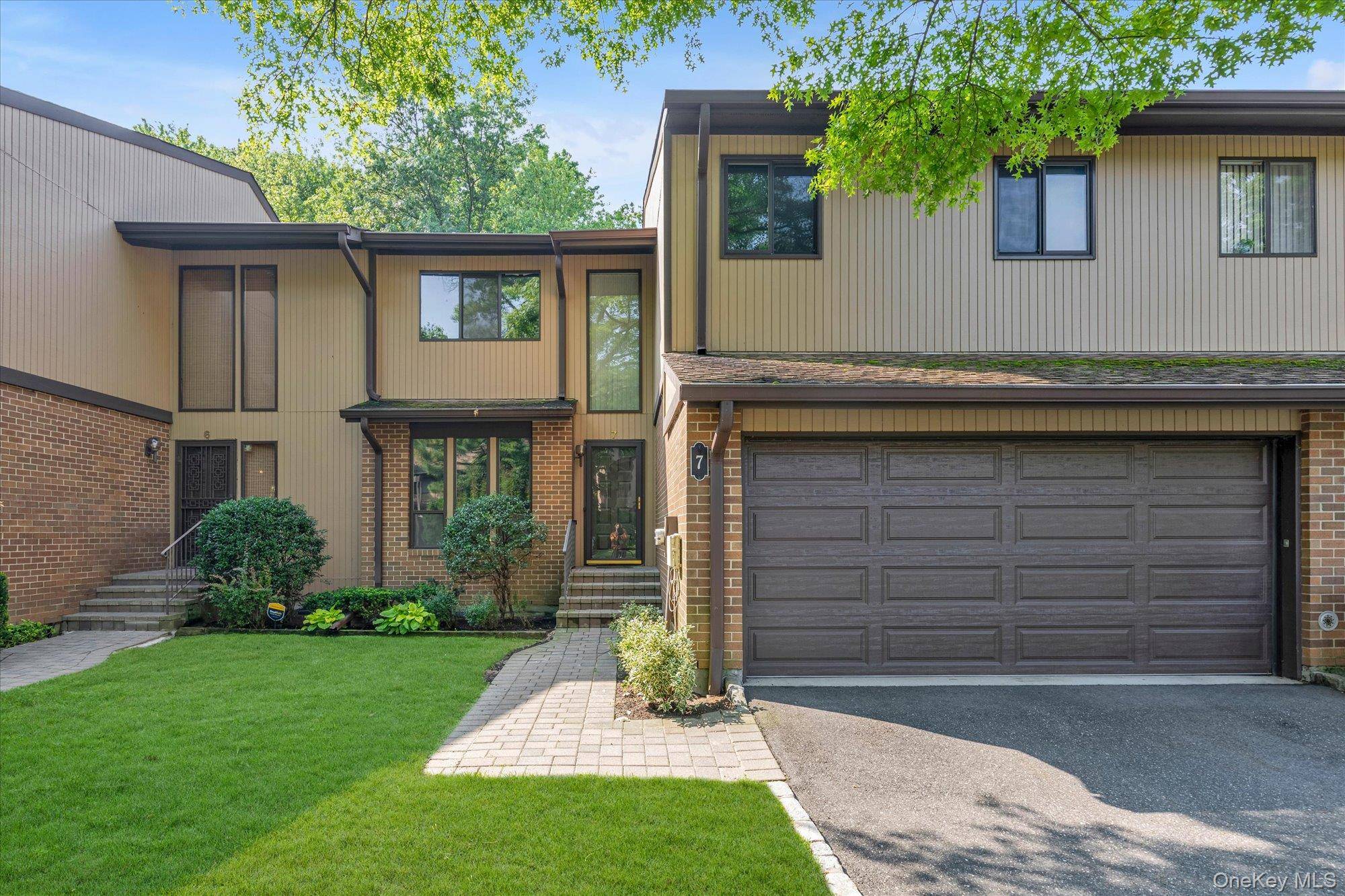7 Wimbledon DR, Roslyn, NY 11576