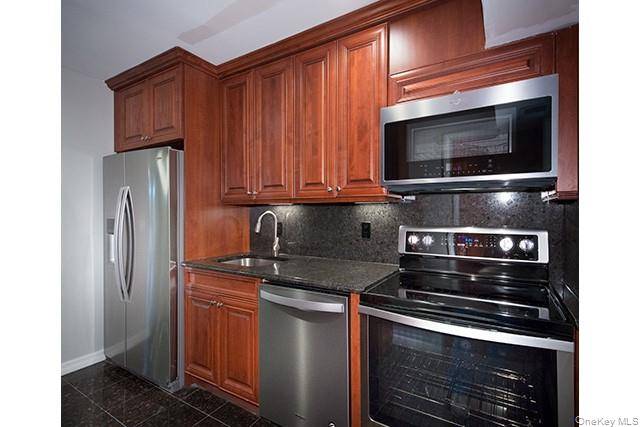 100 Villa D'est DR #A-10, Coram, NY 11727
