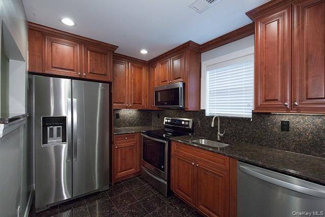 100 Villa D'est DR #B-14, Coram, NY 11727