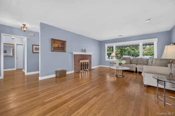 4 Woodleaf CT, Cold Spring Harbor, NY 11724