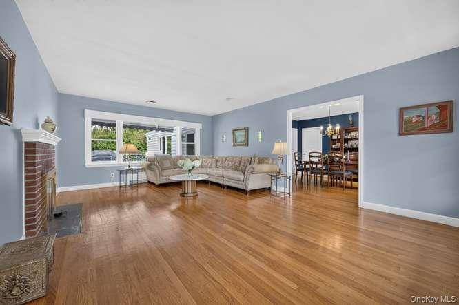 4 Woodleaf CT, Cold Spring Harbor, NY 11724