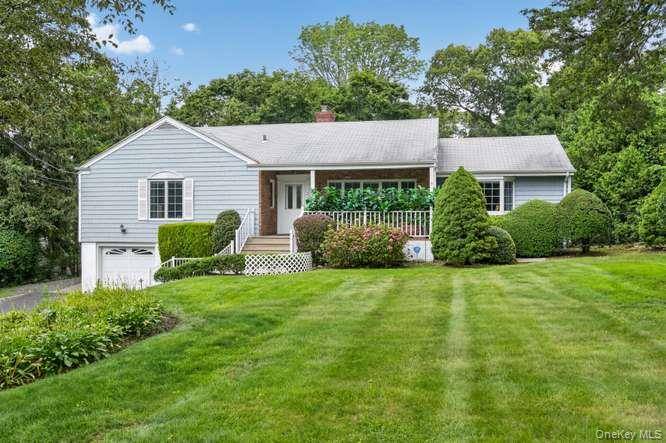 4 Woodleaf CT, Cold Spring Harbor, NY 11724