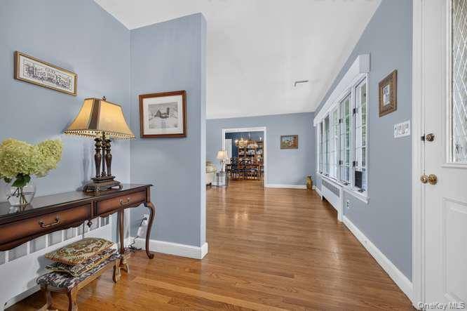 4 Woodleaf CT, Cold Spring Harbor, NY 11724