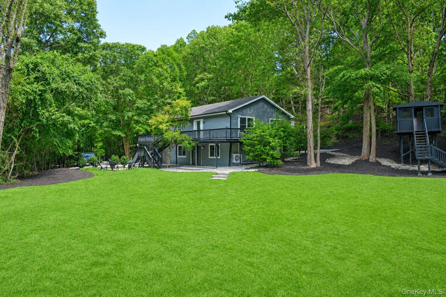 644 Bread And Cheese Hollow RD, Northport, NY 11768