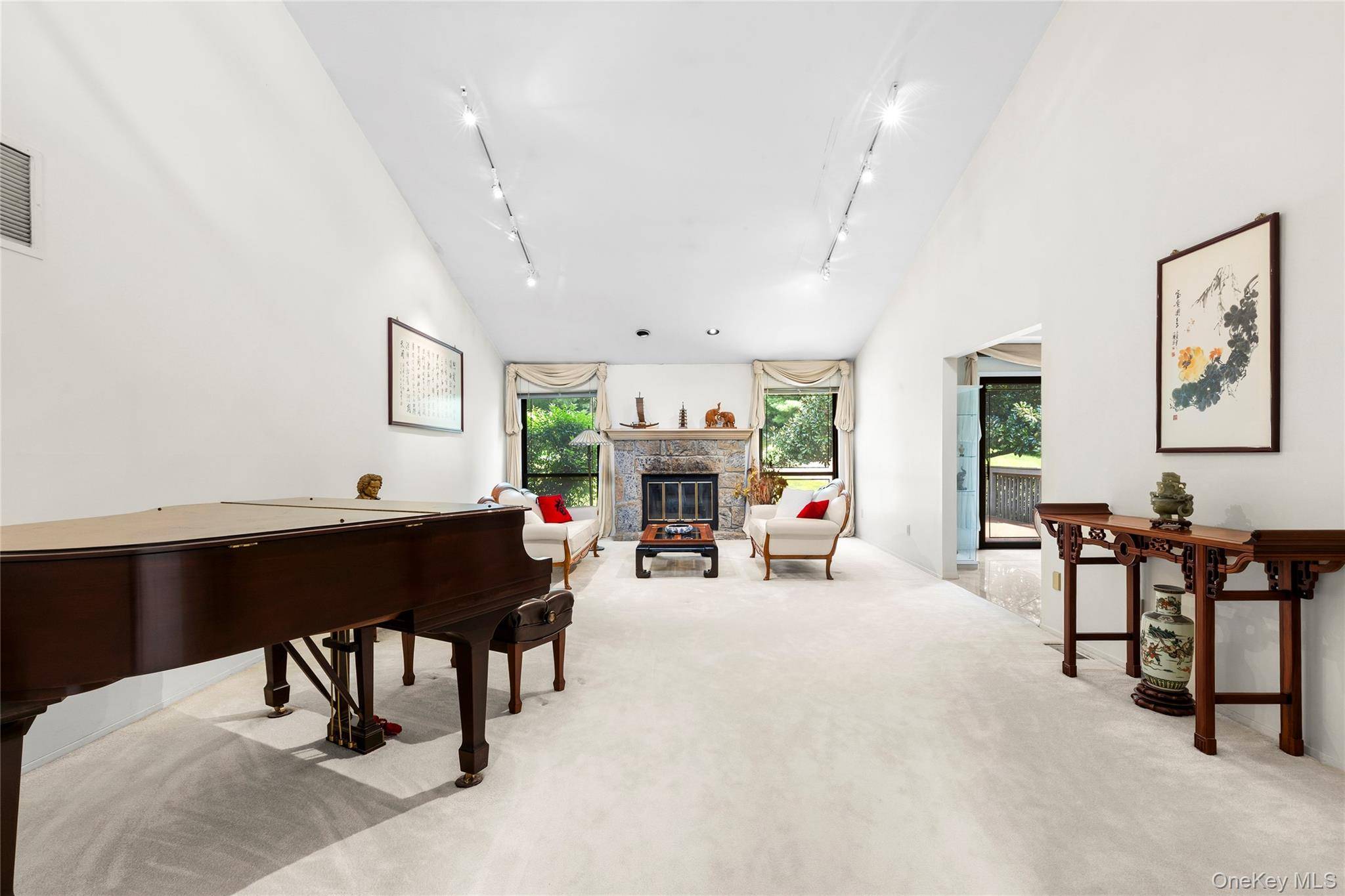 10 Doral DR, Manhasset, NY 11030